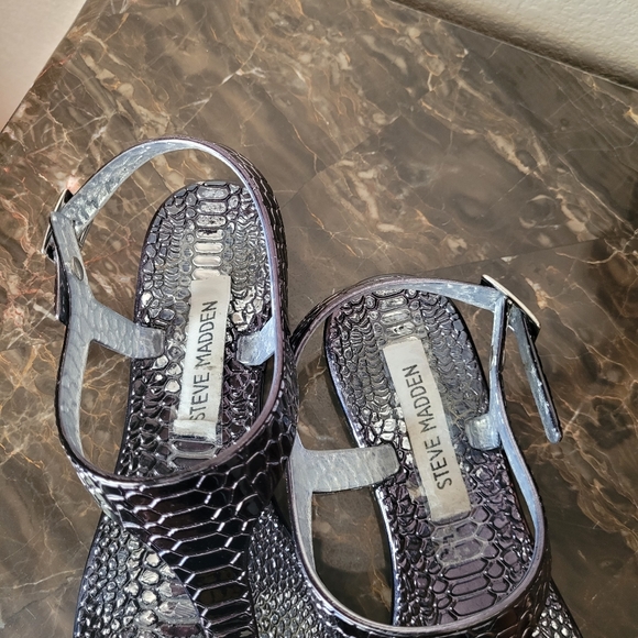 Sandals - Picture 2 of 3